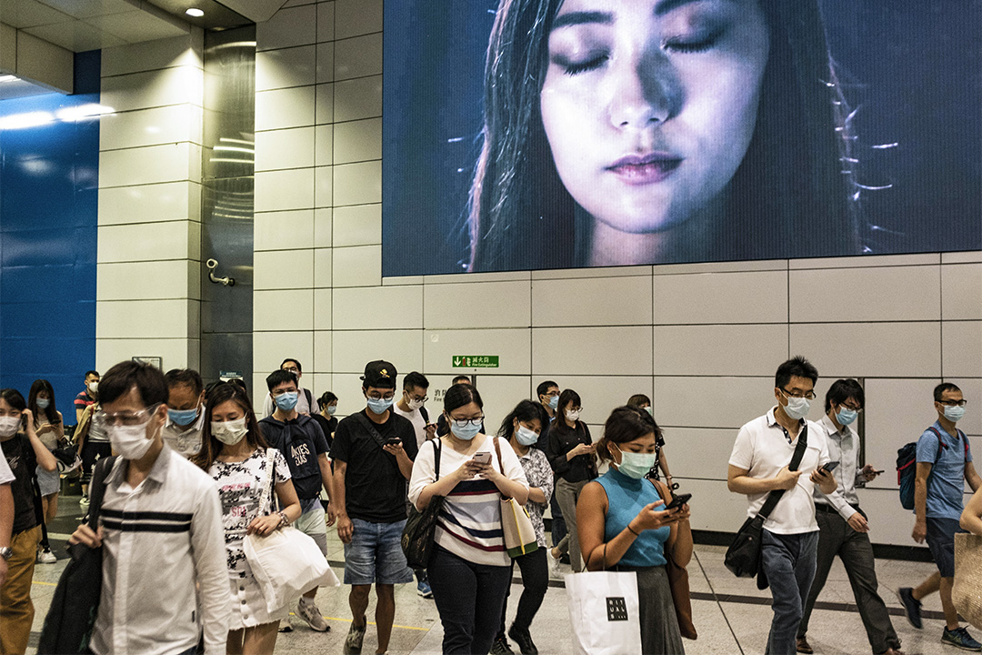 2020年7月10日，市民戴上口罩在下班时段的中环地铁站内。