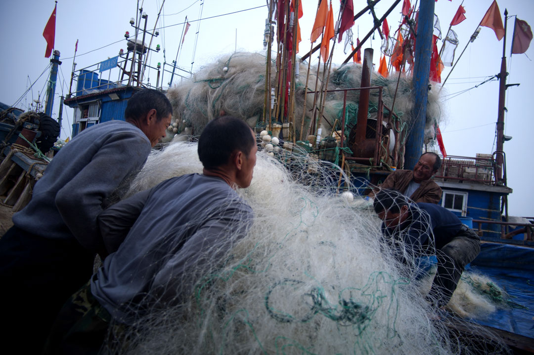 2012年5月14日，中國青島，中國漁民攜帶捕魚網為捕魚做準備。