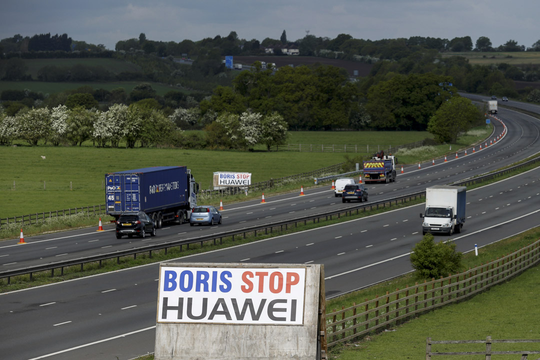 2020年5月1日，英国一条高速公路旁，看到标有“Boris Stop Huawei”的标示牌。