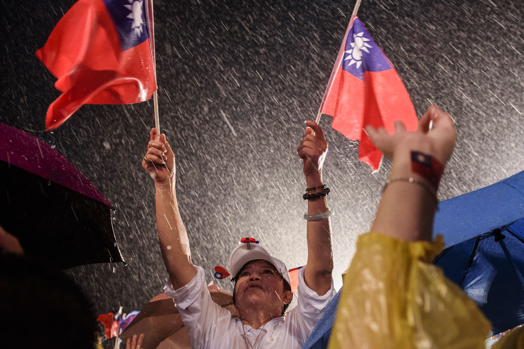 2020年8月14日，倾盆大雨下的李眉蓁选前之夜晚会，现场的支持者。