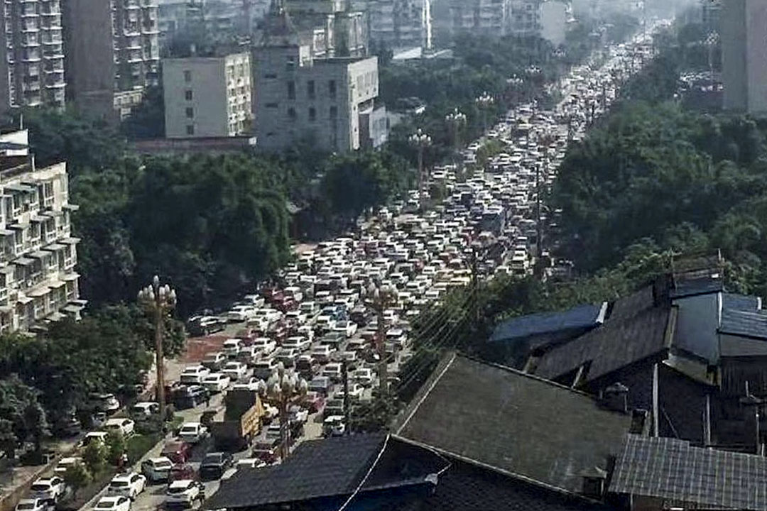 四川省乐山市，不少市民驾车驶离五通桥前往市区等地躲避，交通一度瘫痪。