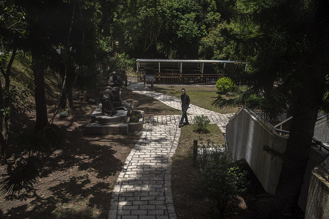 邢福增教授在中大神学院。