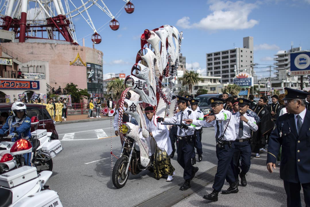 2019年1月13日，日本冲绳，一名男子在庆祝“成年日”时因非法改装电单车被警察拘捕。