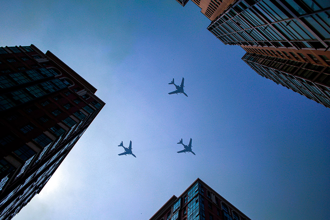 2019年10月1日北京，中國人民解放軍空軍的飛機在演習彩排期間飛行，紀念中華人民共和國成立70週年。