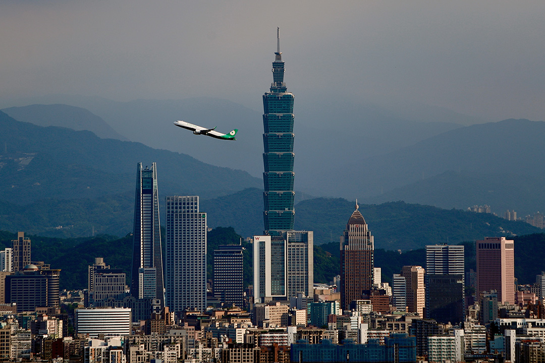 2020年7月12日台灣台北，2019冠狀病毒流行期間，一架國內航班的飛機從松山機場出發。