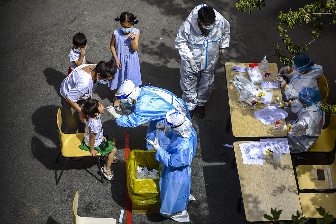 2020年8月13日中國新疆維吾爾自治區烏魯木齊，醫務人員在2019冠狀病毒爆發期間給一個孩子檢測。