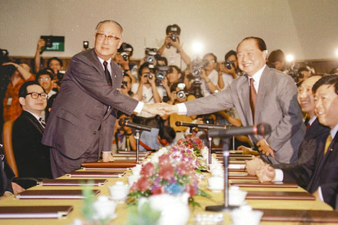 1993年4月27日至4月29日期间，台湾方面的海峡交流基金会董事长辜振甫，与中国大陆方面的海峡两岸关系协会会长汪道涵于新加坡举行会谈。