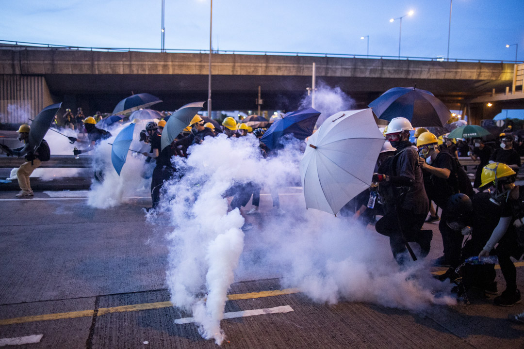 2019年7月28日，上環警察向示威者發射催淚彈。