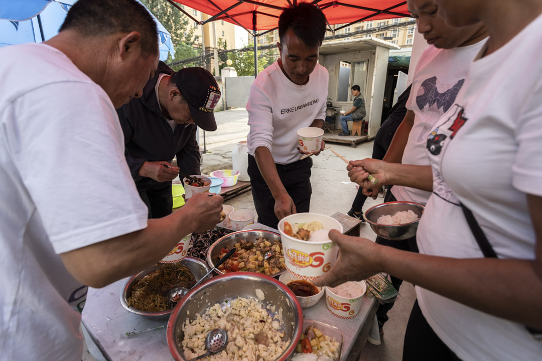 业主们在公共食堂吃午餐