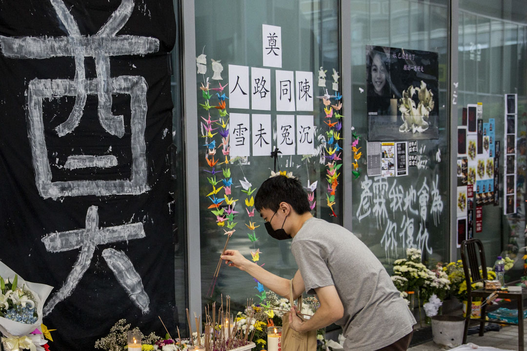 2019年10月17日，来自各大专院校的学生在陈彦霖生前上课的香港知专设计学院举行追悼会。