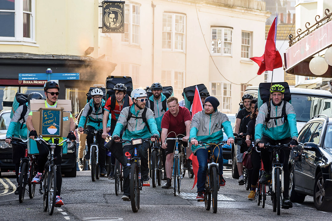 2017年4月01日英国布赖顿，骑自行车的Deliveroo车手为工资在而游行抗议。