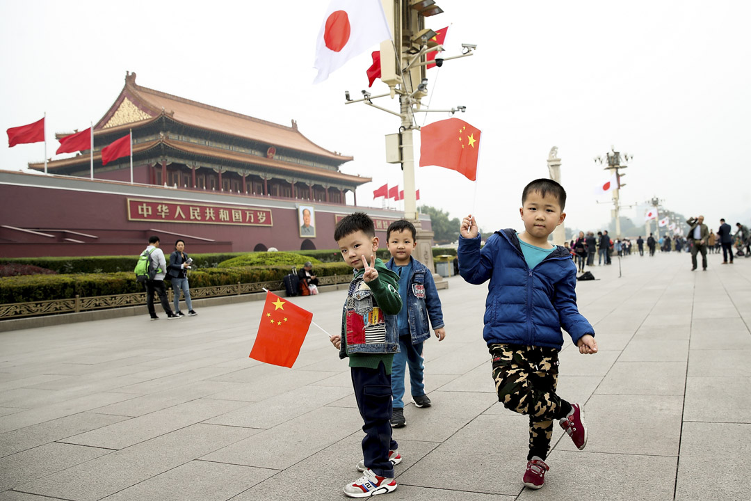 2018年10月25日，小男孩在北京天安门前挥舞着中国国旗，期间日本首相安倍晋三应中国总理李克强的邀请于10月25日至27日对中国进行访问。