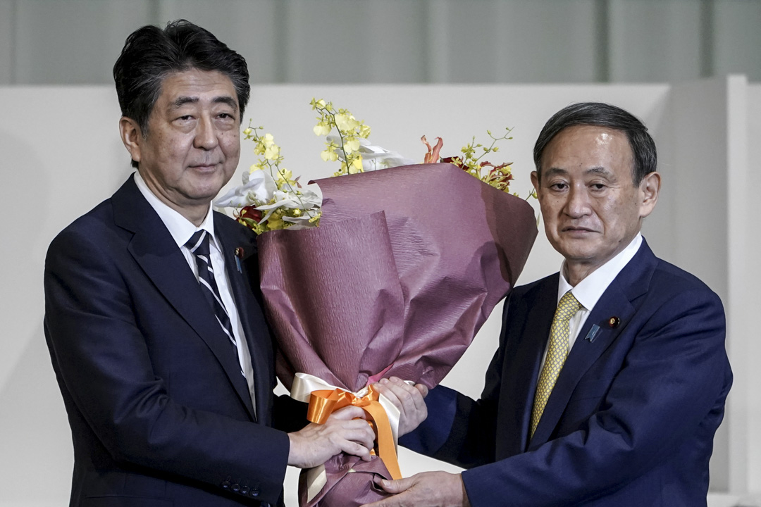 2020年9月14日日本東京，日本首相安倍晉三向日本新任首相菅義偉獻花。