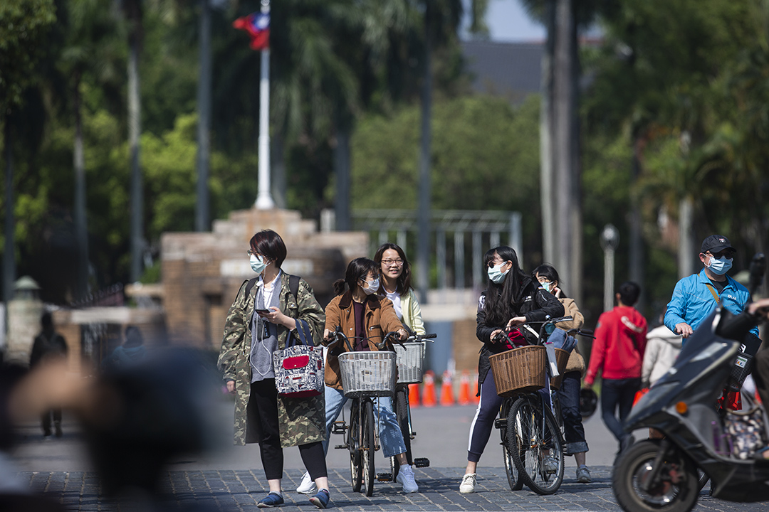 2020年4月23日台北，學生在國立臺灣大學外騎自行車。