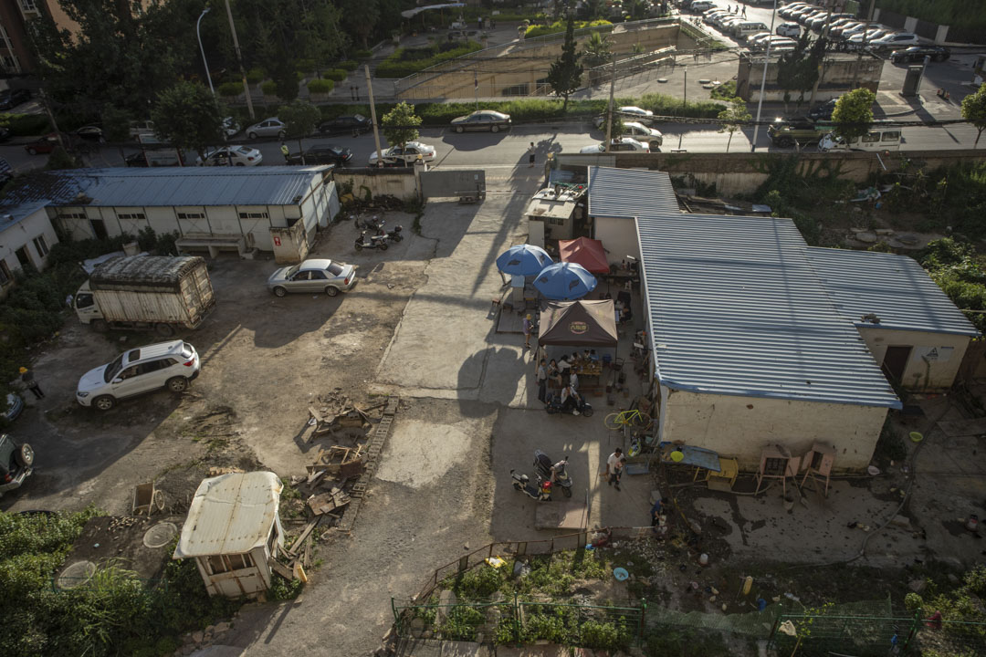 业主将以前的工棚改造成公共休息的地方与集体食堂，供入住烂尾楼的业主们在此吃饭、休息。