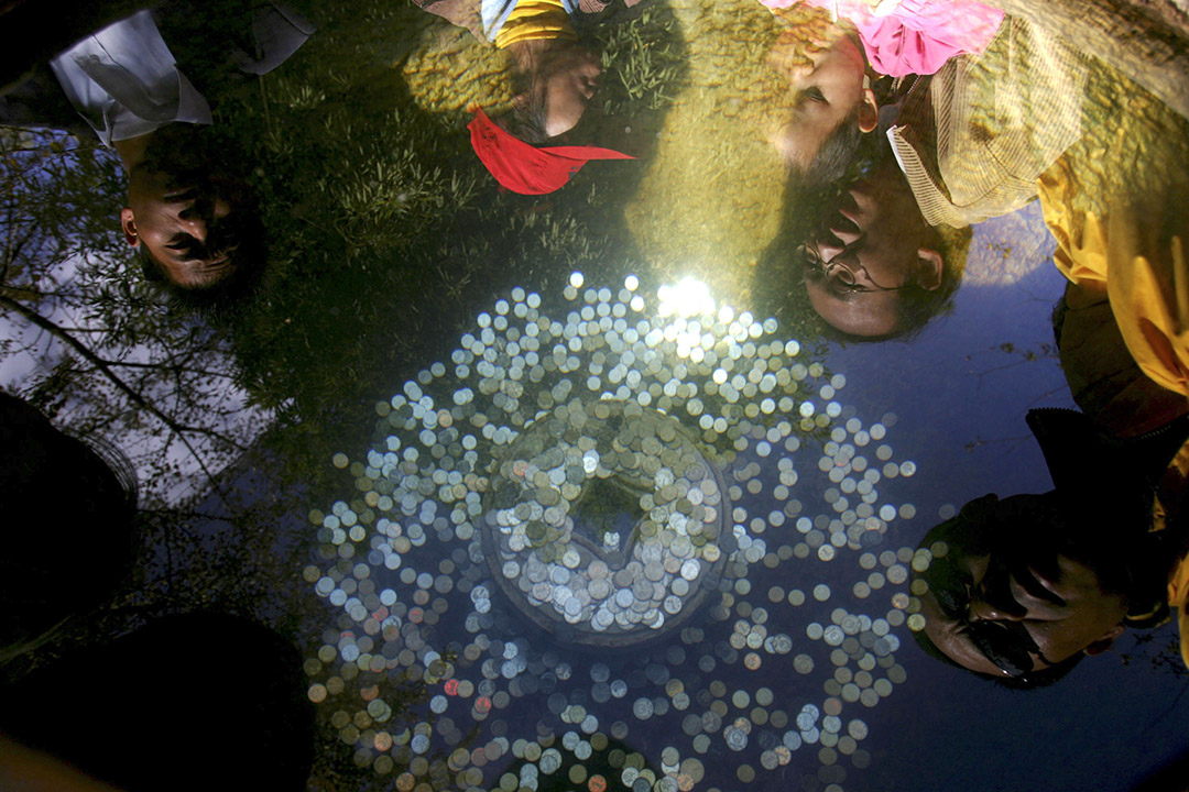 2006年11月27日昆明，遊人放置硬幣入公園噴泉水池為祈求好運。