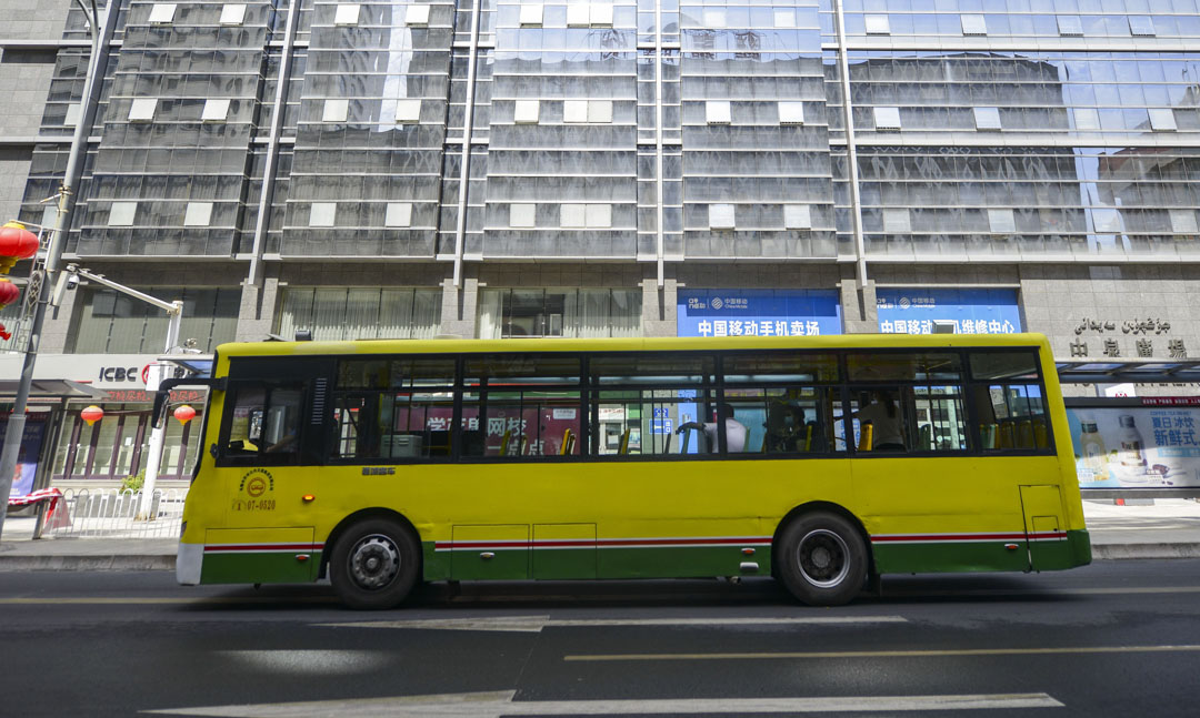 2020年9月1日，新疆維吾爾自治區烏魯木齊市，在新冠狀病毒爆發期間，一輛載有乘客的公共汽車在路上行駛。