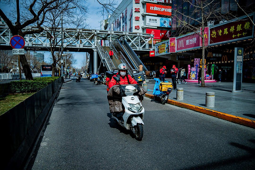 2020年3月15日中国北京，忙于送外卖的外卖骑手。