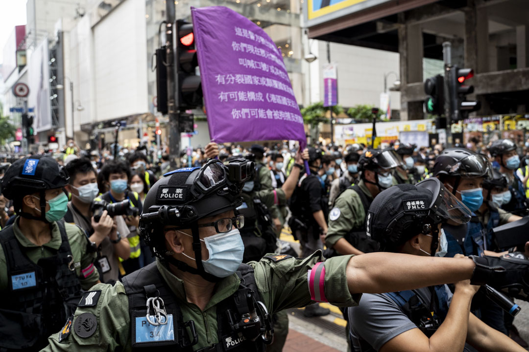 2020年10月1日，警方在铜锣湾举紫旗，警告现场人士或触犯国安法。