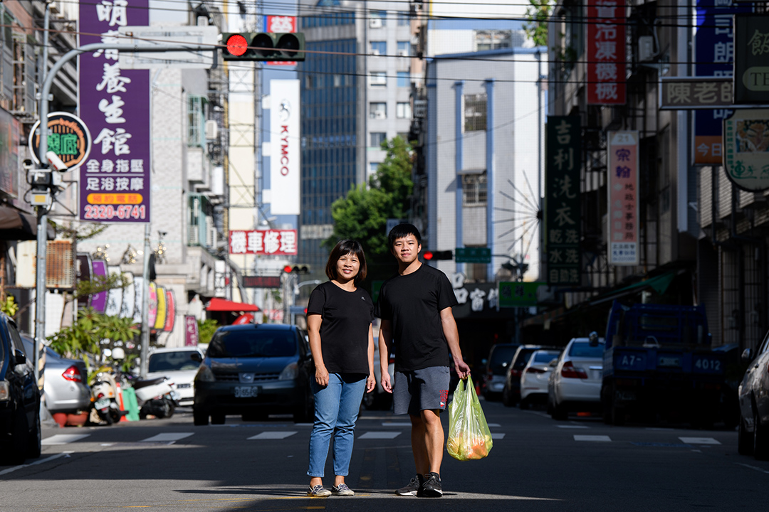 Cat和Cedric在台中的街头。