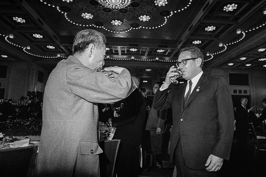 1972年2月25日北京，亨利·基辛格（Henry A. Kissinger）为到访中国与周恩来总理一起敬酒 。