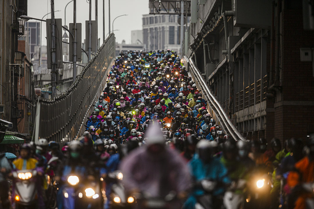 2020年3月12日台北，市民在早上骑机车上班。