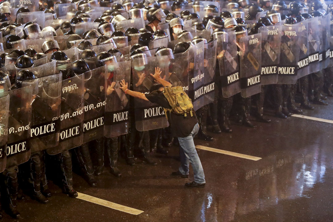 2020年10月16日泰國曼谷，一名男子在反政府抗議活動中向警察推撞。