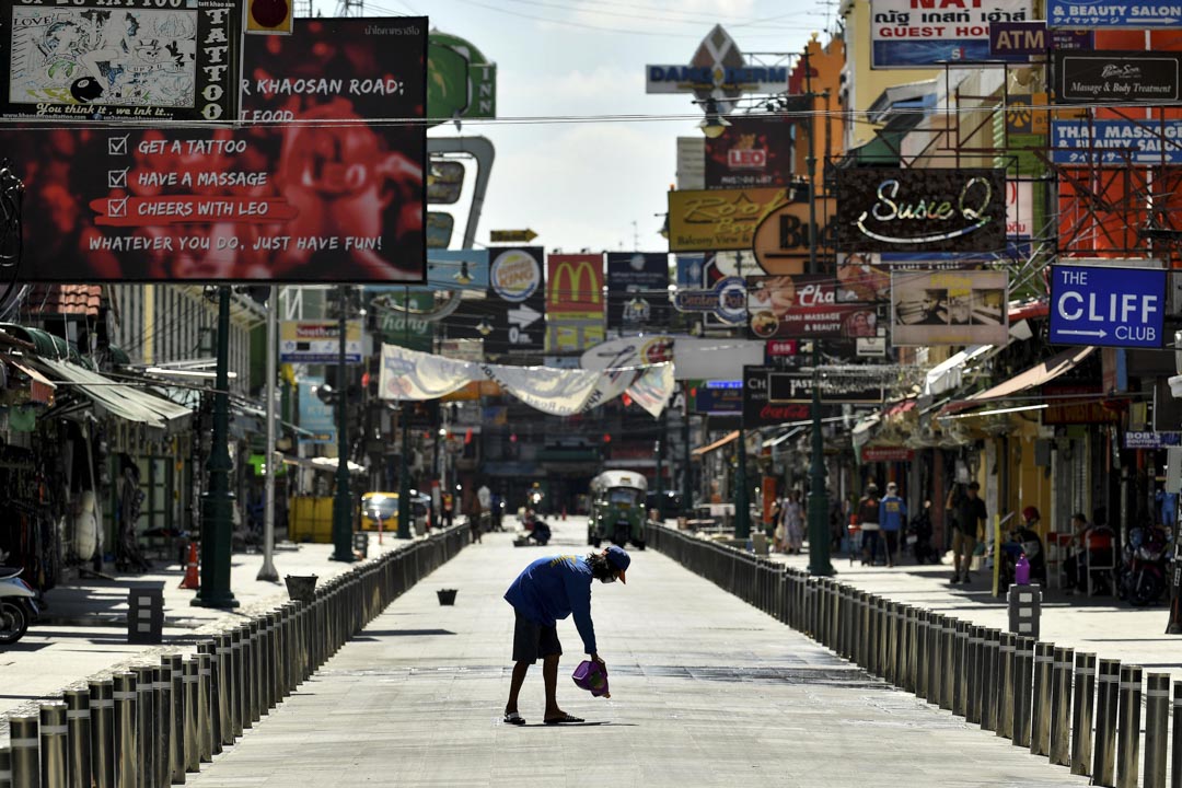 2020年6月21日曼谷，一名工人在KhaoSan Road进行了最后修饰，此区将于2019冠状病毒限制解除后重新开放。