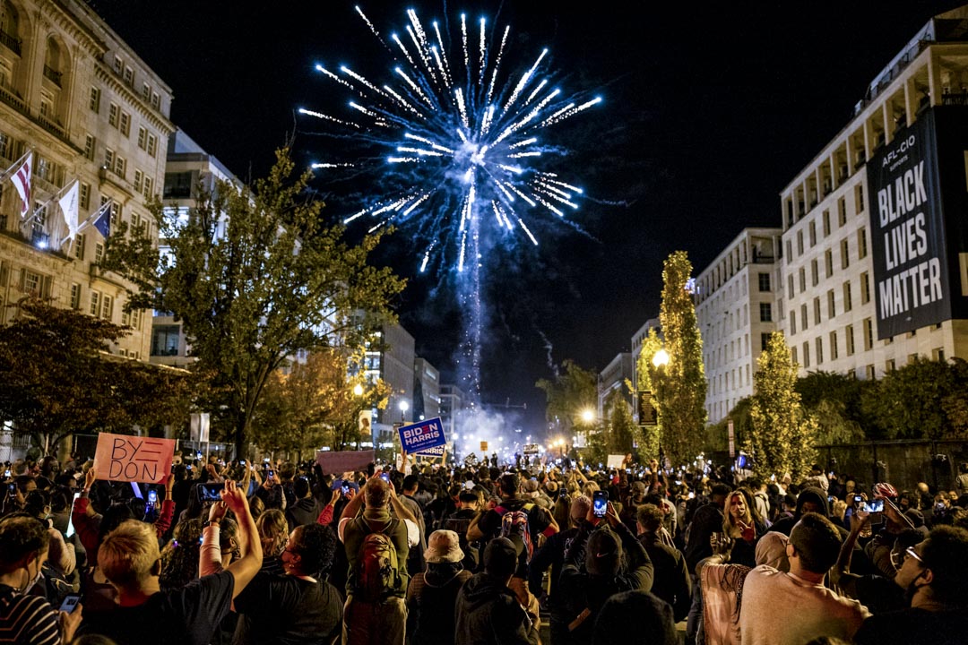 2020年11月7日华盛顿，烟花在白宫附近的广场上方爆发，成千上万群众等待乔·拜登的讲话。