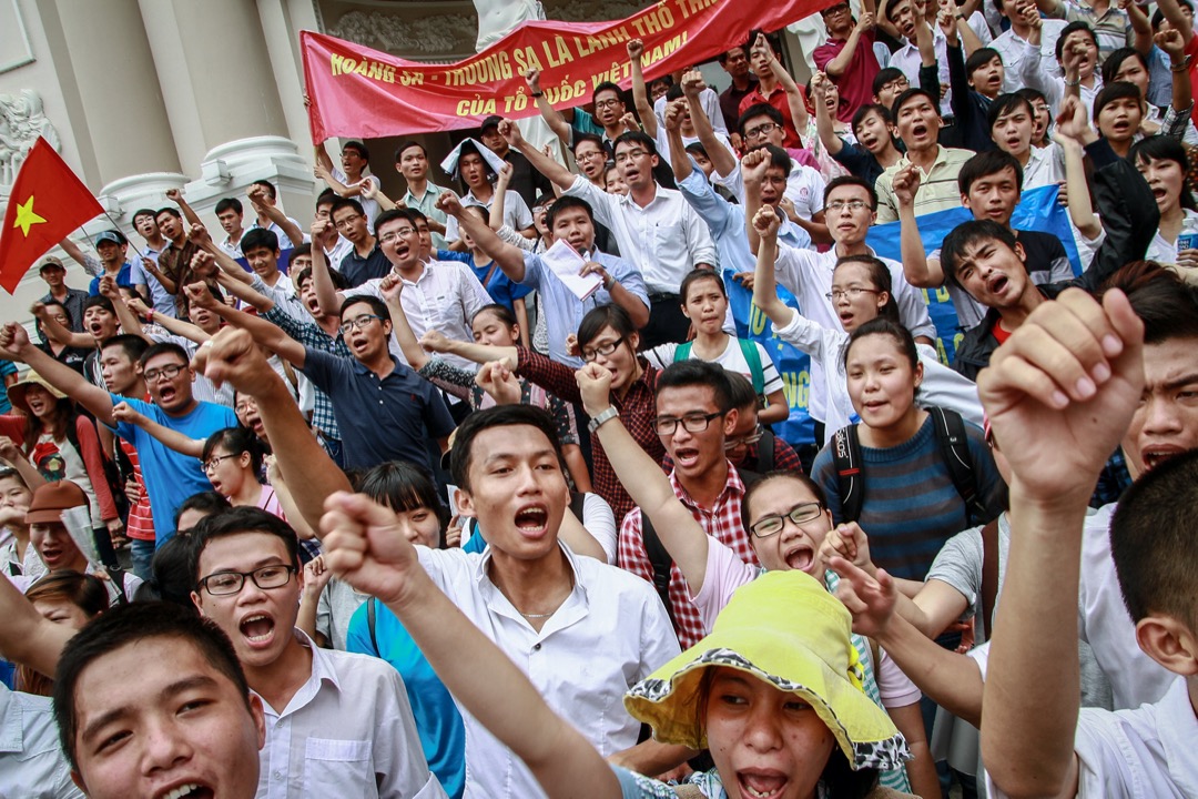 2014年5月11日，越南民众在胡志明市歌剧院外聚集，抗议中国在备受争议的南海设立了“海洋石油981”深水油气田钻井平台。