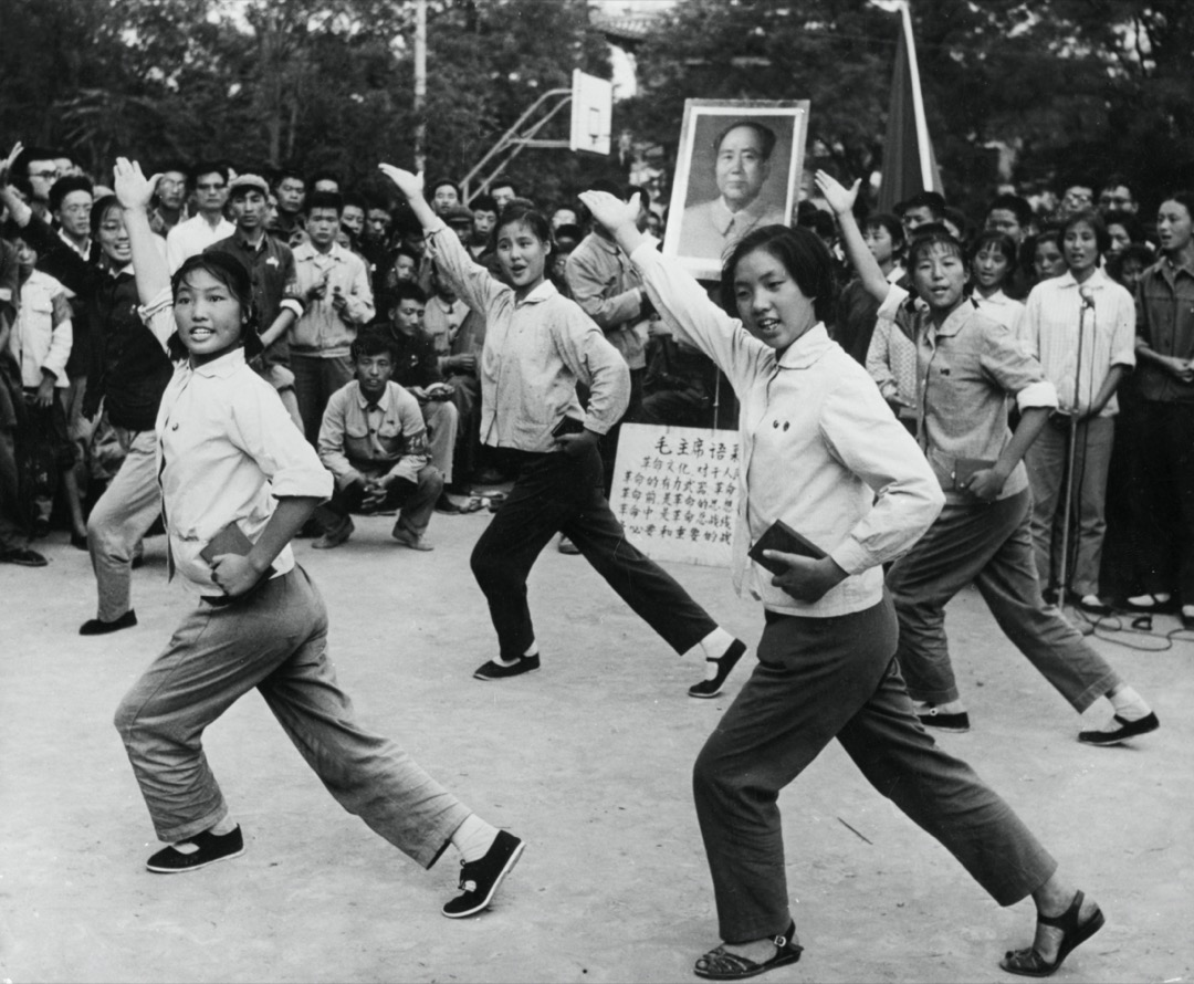 1966年，中国上海的一个学生合唱团为北京大学的师生献唱革命歌曲。