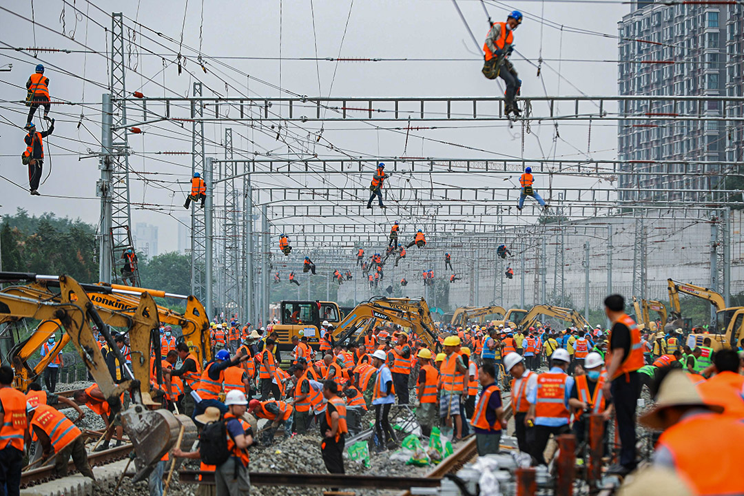 2020年8月30日北京，工人和重型機械在一個火車站的地盤工作。