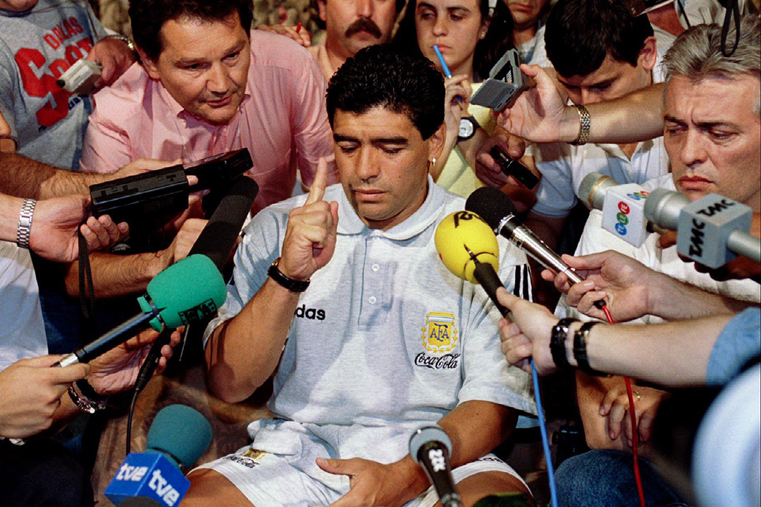 1994年6月30日，阿根廷足球队队长马拉多纳（Diego Maradona）因对禁药的药物检测呈阳性反应，在达拉斯的酒店举行的新闻发布会上向新闻界发表讲话。