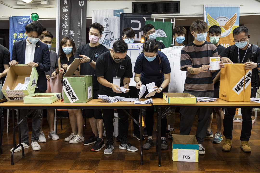 2020年6月20日，全港多个工会及中学生行动筹备平台就罢工罢课与否，发起全港公投，工会成员在点票。