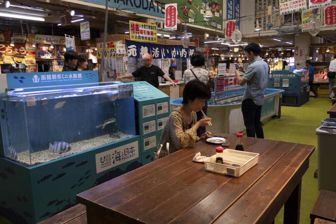 北海道函馆，一位女士在餐厅吃海鲜。