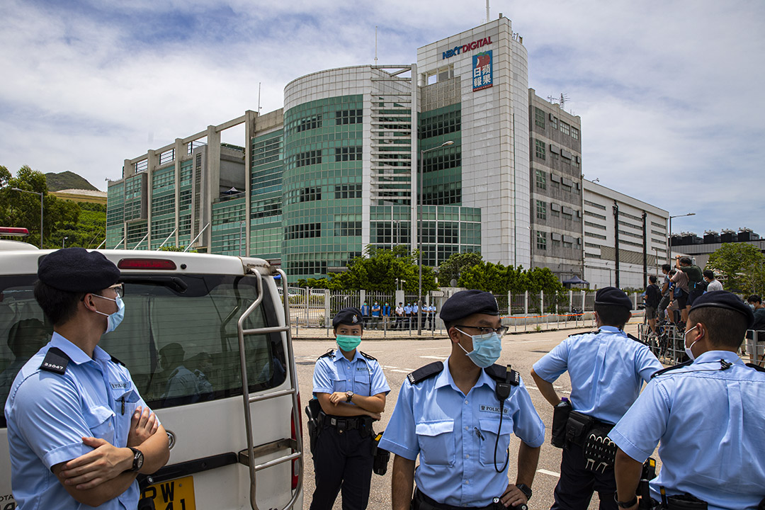 2020年8月10日香港，警察搜查位于将军澳的苹果日报大楼，警员在外看守。