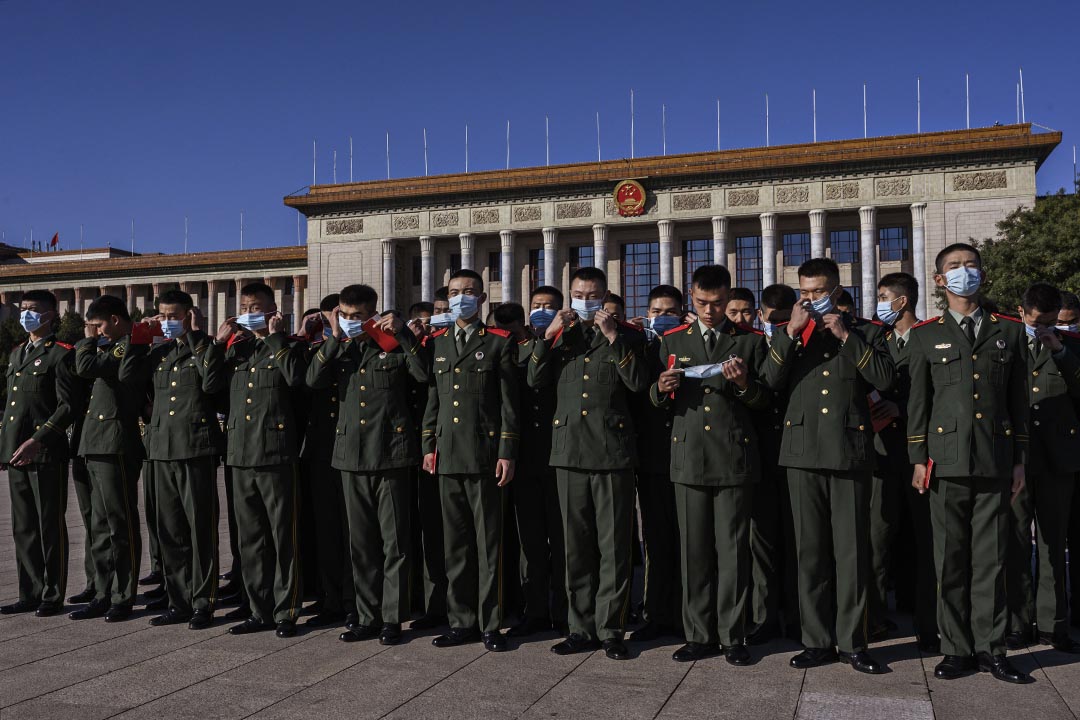 2020年10月23日北京天安门广场，解放军在纪念中国人民志愿军抗美援朝出国作战70周年大会期间戴上防护口罩。 