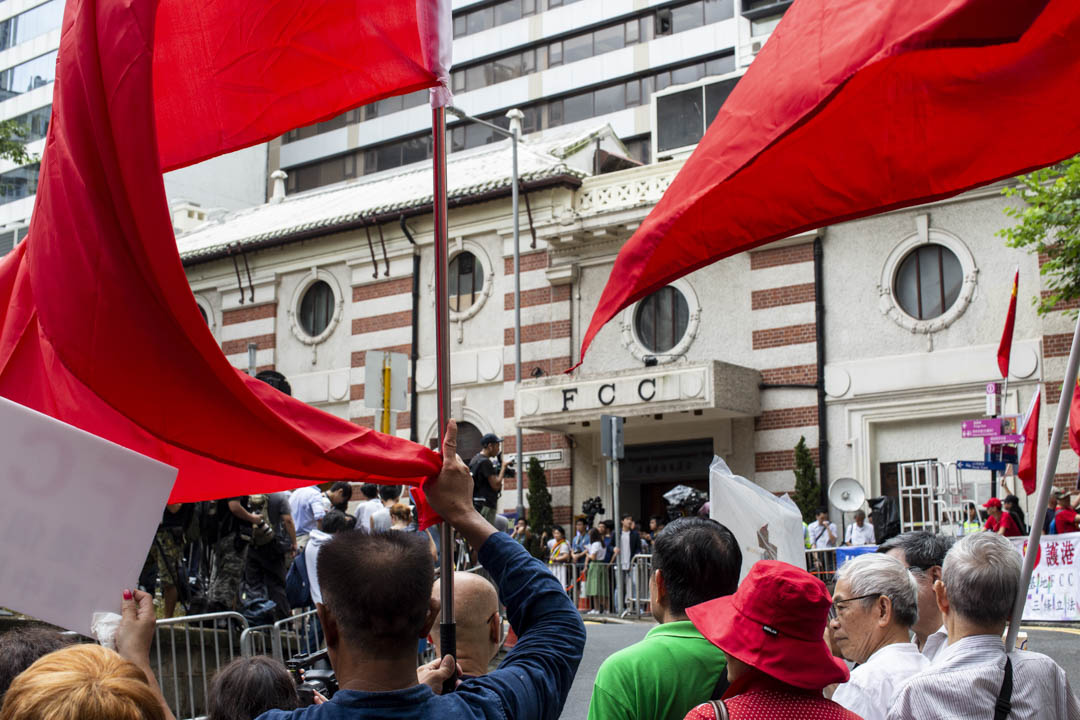 2018年8月14日，香港外国记者会邀请提倡港独的香港民族党召集人陈浩天出席演讲，门外有不少亲中团体抗议。