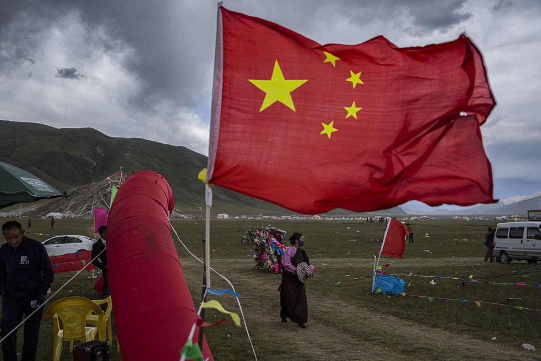 2015年7月25日青海玉树县，中国国旗在青藏高原地方政府主办的活动上。