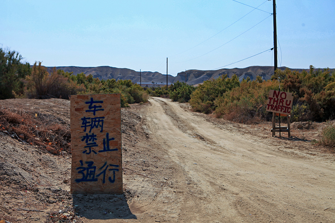 自从华人在这里种植大麻之后，纳瓦霍人的土地上可见到许多中文标识。