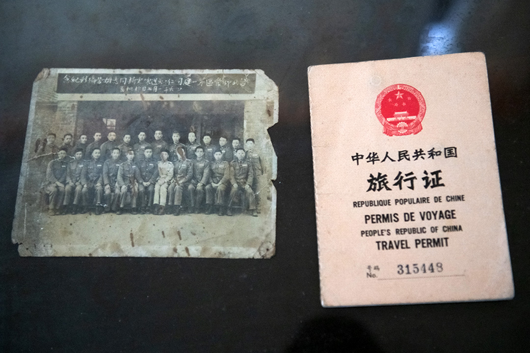 纪敦明先生与部队的纪念合照(左），1987年纪敦明申请回大陆探亲的旅行证明(右）。