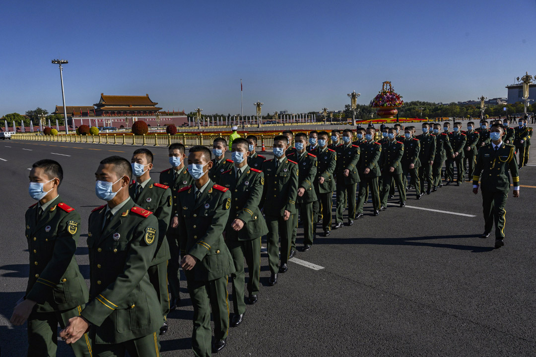 2020年10月23日北京，中国人民解放军士兵戴著口罩走过天安门广场。