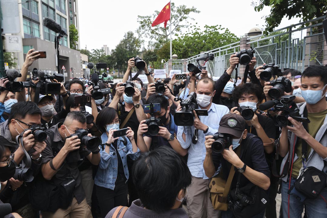 2020年11月10日，《鏗鏘集》編導蔡玉玲到粉嶺裁判法院提堂，記者在現場採訪。