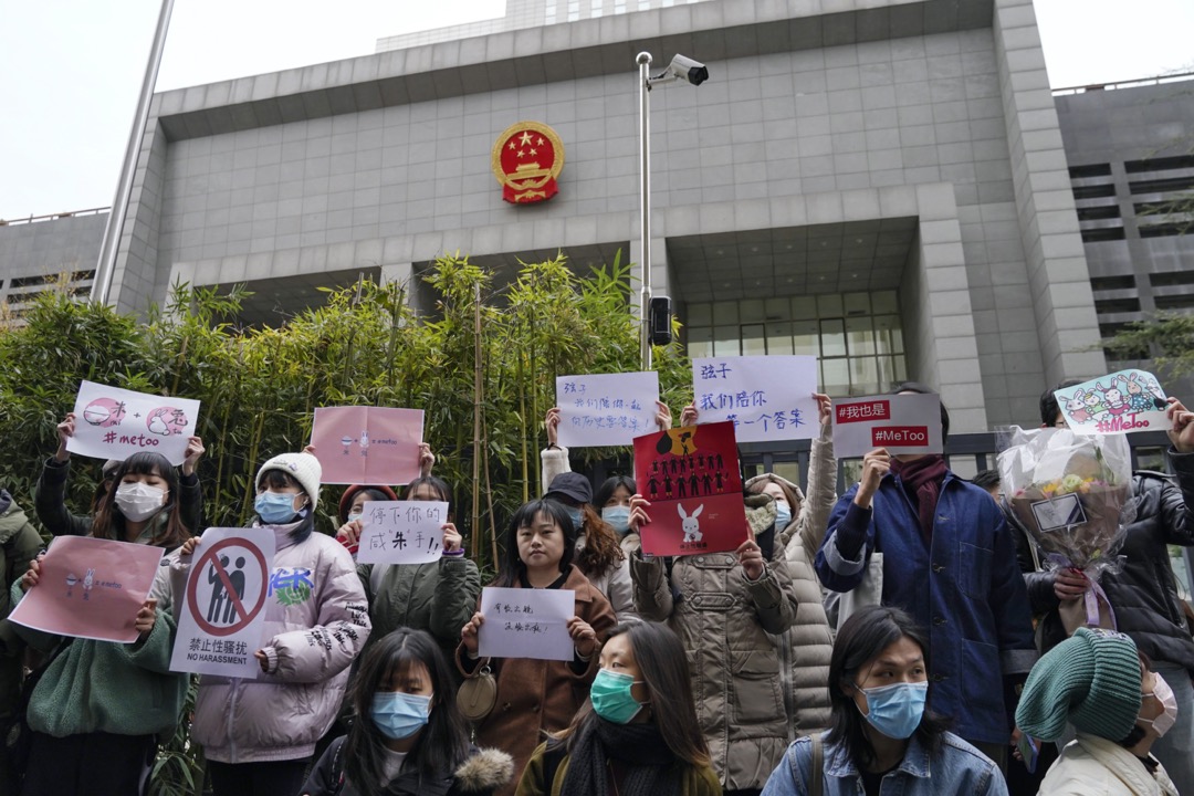 2020年12月2日，朱军被控性骚扰案两年后开庭，大批民众聚集于海淀法院门口声援弦子。