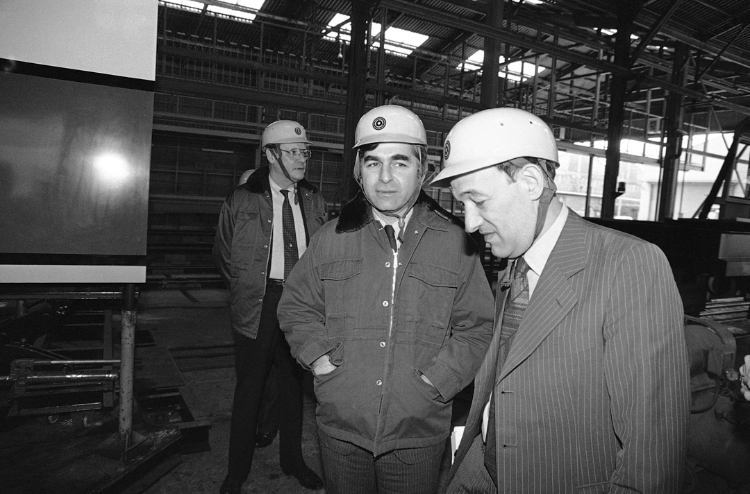 1985年3月10日，哈佛大學教授傅高義與馬薩諸塞州州長Michael Dukakis在日本大阪市拜訪一家火車客車製造商。 