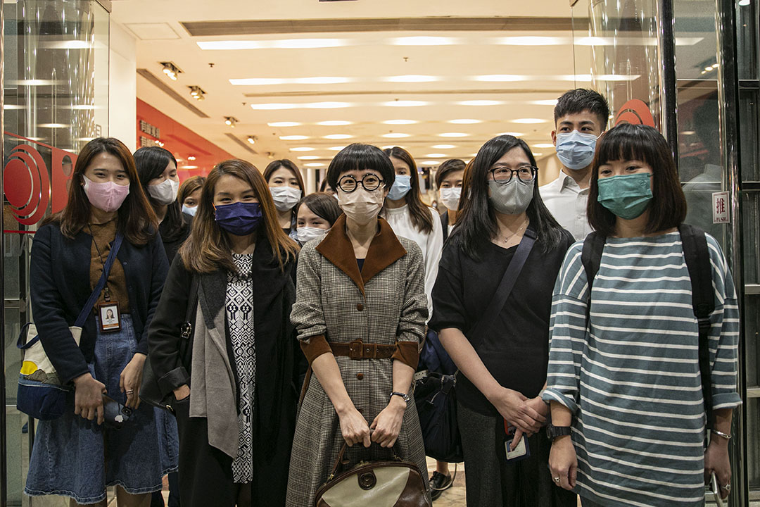 2020年12月1日，有線新聞部突然裁約40人，至傍晚，港聞組全數採訪主任、11 記者集體辭職，其後眾人離開有線電視大樓。