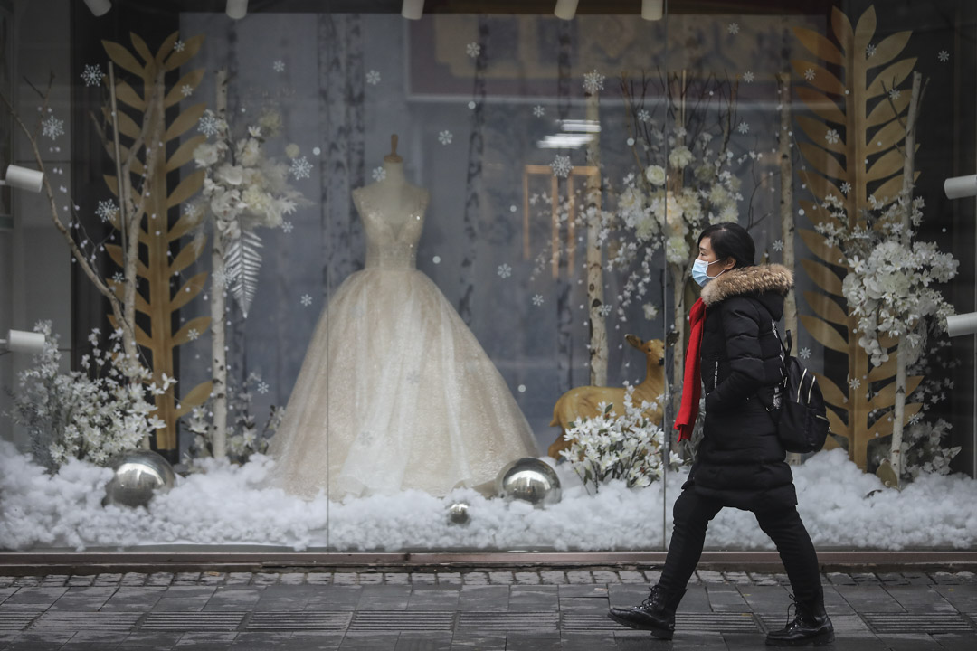 2020年1月22日，武汉一名女士在婚纱店前经过。