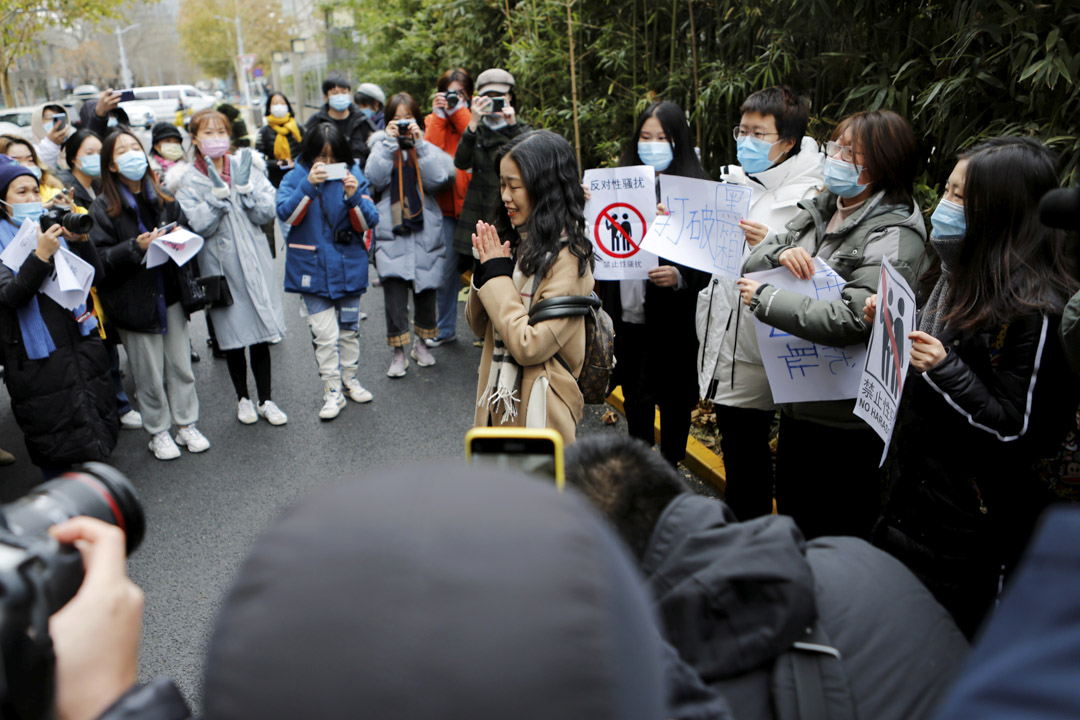 2020年12月2日，朱军被控性骚扰案两年后开庭，大批民众聚集于海淀法院门口声援弦子。