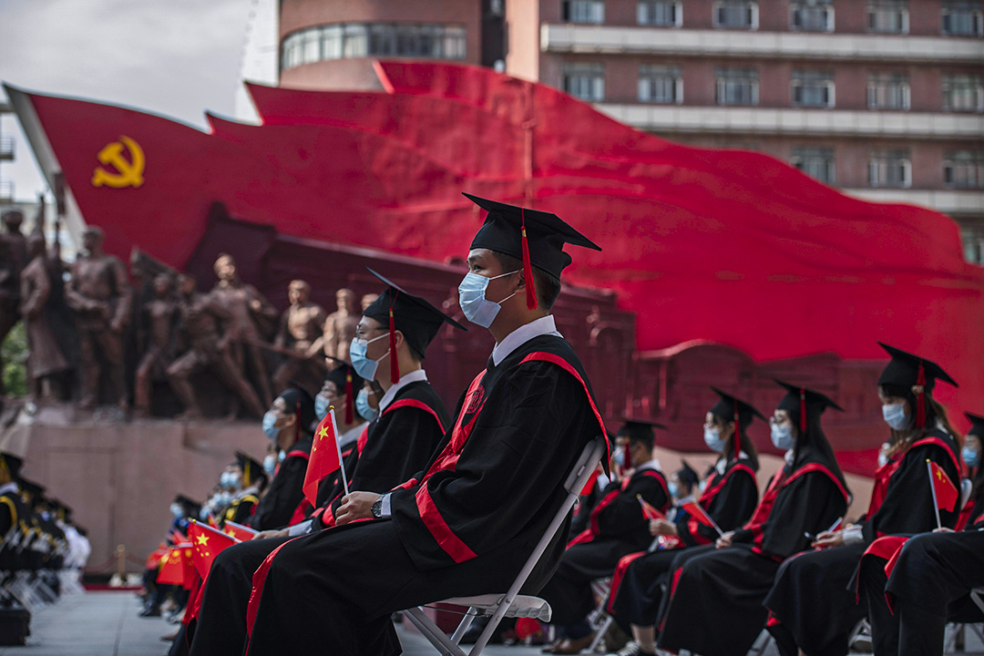 2020年6月30日北京，中国人民大学的学生举行的毕业典礼上。