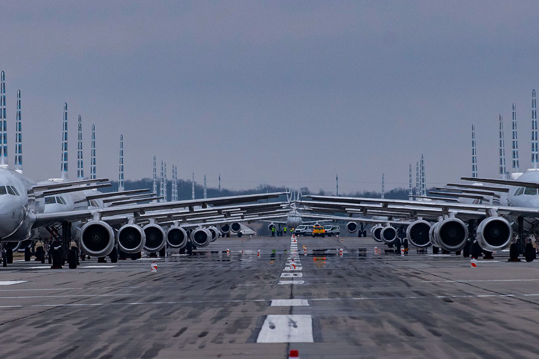 2020年3月27日匹茲堡國際機場，飛機停在跑道上。